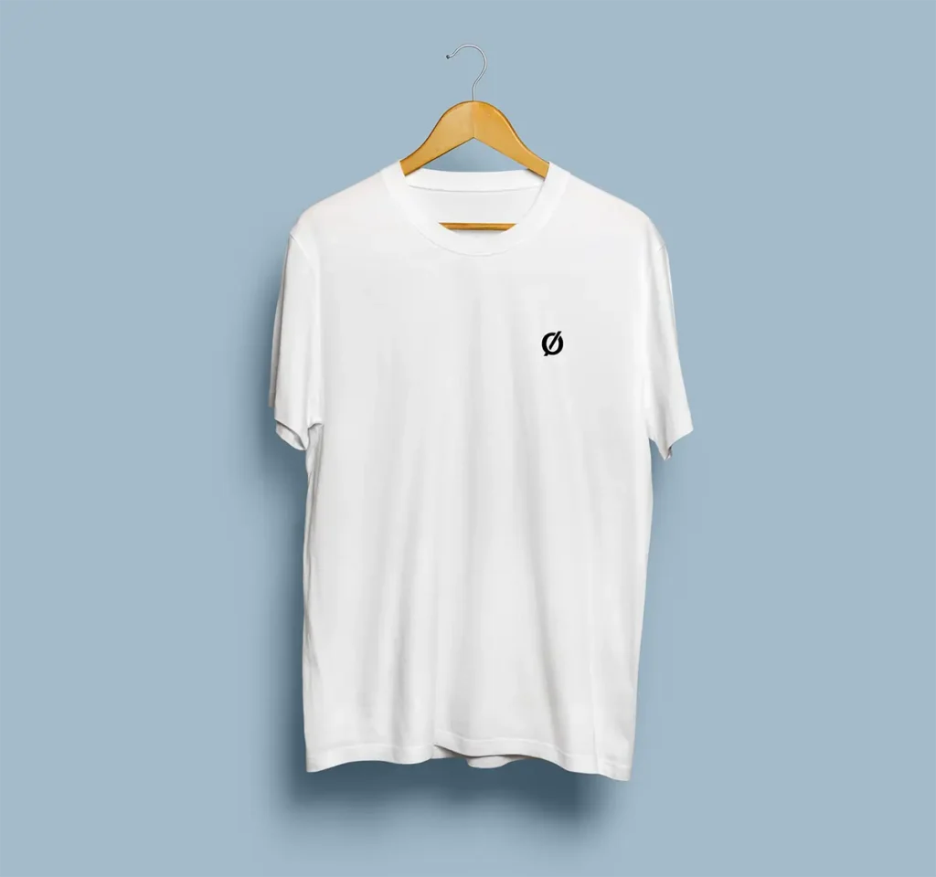 camiseta-blanca-manga-corta-con-estampado-de-codigo-de-barras-frontal